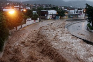Dos-ciclones-tropicales-simultáneos-causan-más-de-treinta-muertos-en-México (1)