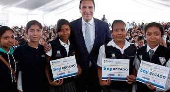 Puebla beca a hijos de migrantes