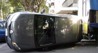 Vehículo a exceso de velocidad choca y vuelca en la Roma