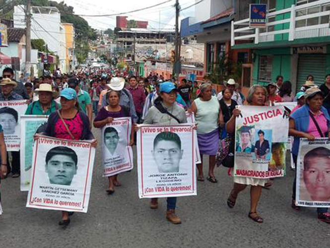 Familiares de los normalistas desaparecidos marchan en Chilpancingo ...