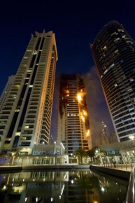 LaPresse18-11-2012 DubaiesteroDubai, maxi incendio in grattacielo residenzialeFlames engulf a portion of Tamweel residential tower at Jumeirah Lakes Towers, in Dubai, United Arab Emirates, Sunday, Nov. 18, 2012. Civil defense officials did not give immediate details on possible casualties or the cause of the predawn fire.