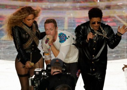 Coldplay singer Chris Martin performs with Beyoncé and Bruno Mars during halftime of the NFL Super Bowl 50 football game Sunday, Feb. 7, 2016, in Santa Clara, Calif. (AP Photo/Charlie Riedel)