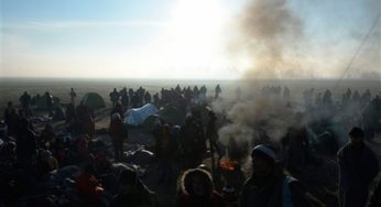 Migrantes bloquean línea del tren en frontera griega