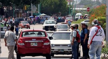 CNTE permite paso de vehículos por puente a Guatemala