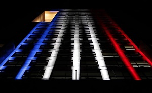 foto_2_iluminacion_del_edificio_de_la_sre_con_los_colores_de_la_bandera_de_francia