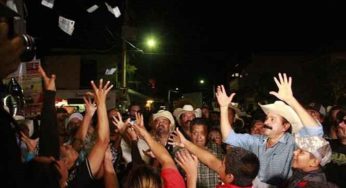 Otra del alcalde que “roba poquito”; regala dinero en fiesta