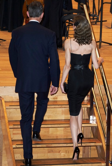 La reina Letizia rompe protocolo con un “sexy” vestido; causa controversia