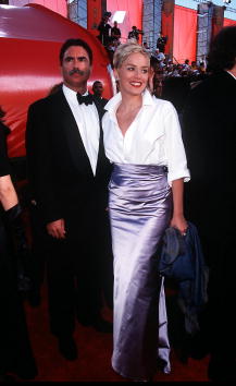 Sharon Stone con camisa de Gap y falda de Vera Wang en 1998