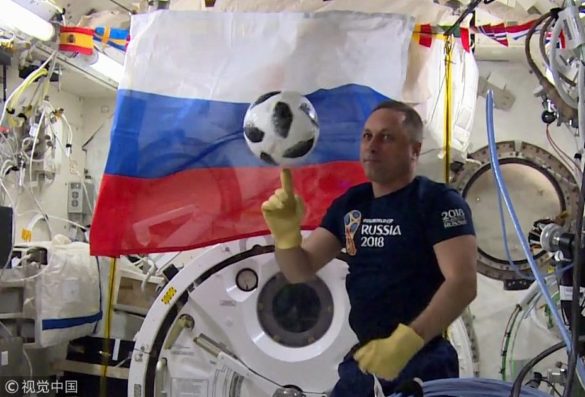 Astronautas juegan fútbol espacial antes del Mundial