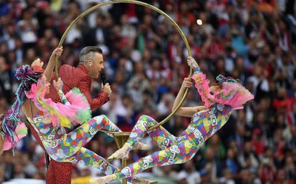 Robbie Williams conquista al público en la inauguración del Mundial