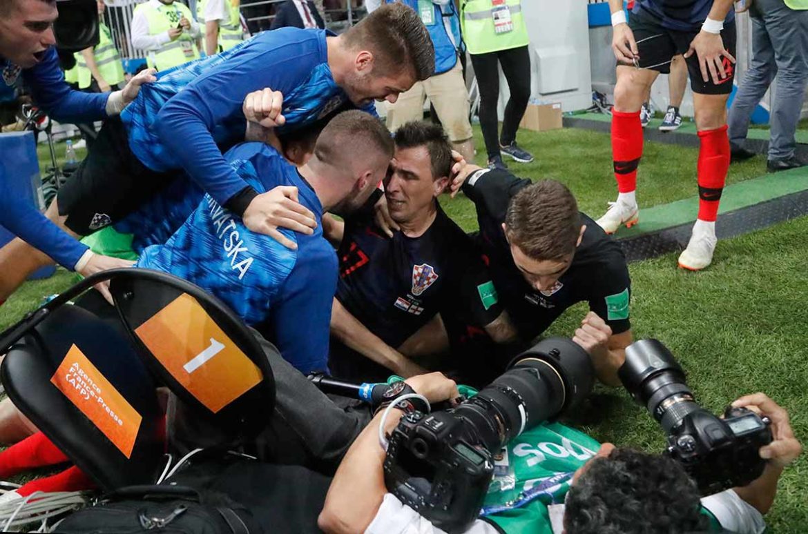 Jugadores de Croacia arrollaron a un fotógrafo en festejo