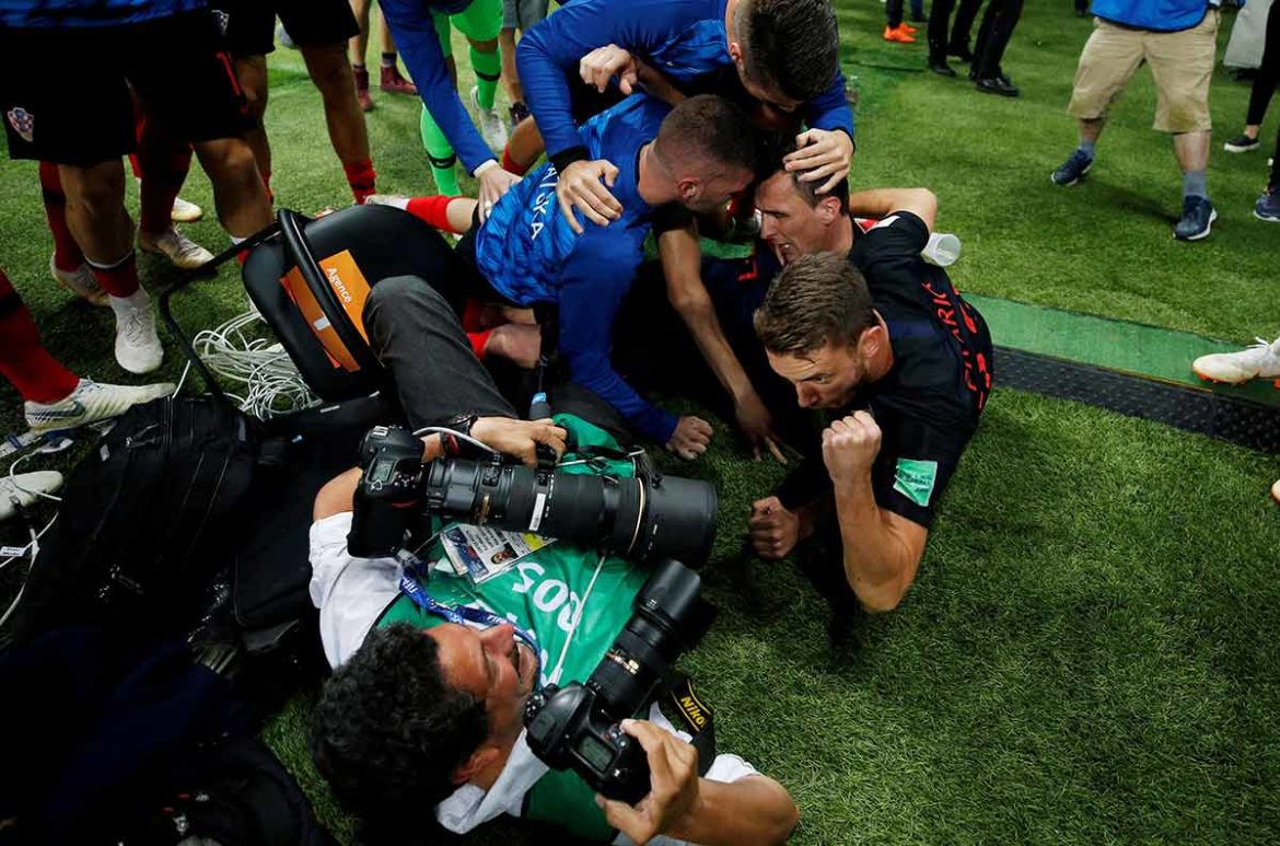 Jugadores de Croacia arrollaron a un fotógrafo en festejo