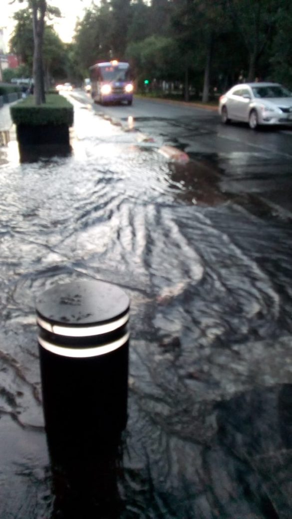 Fuga muy grande de agua en Polanco