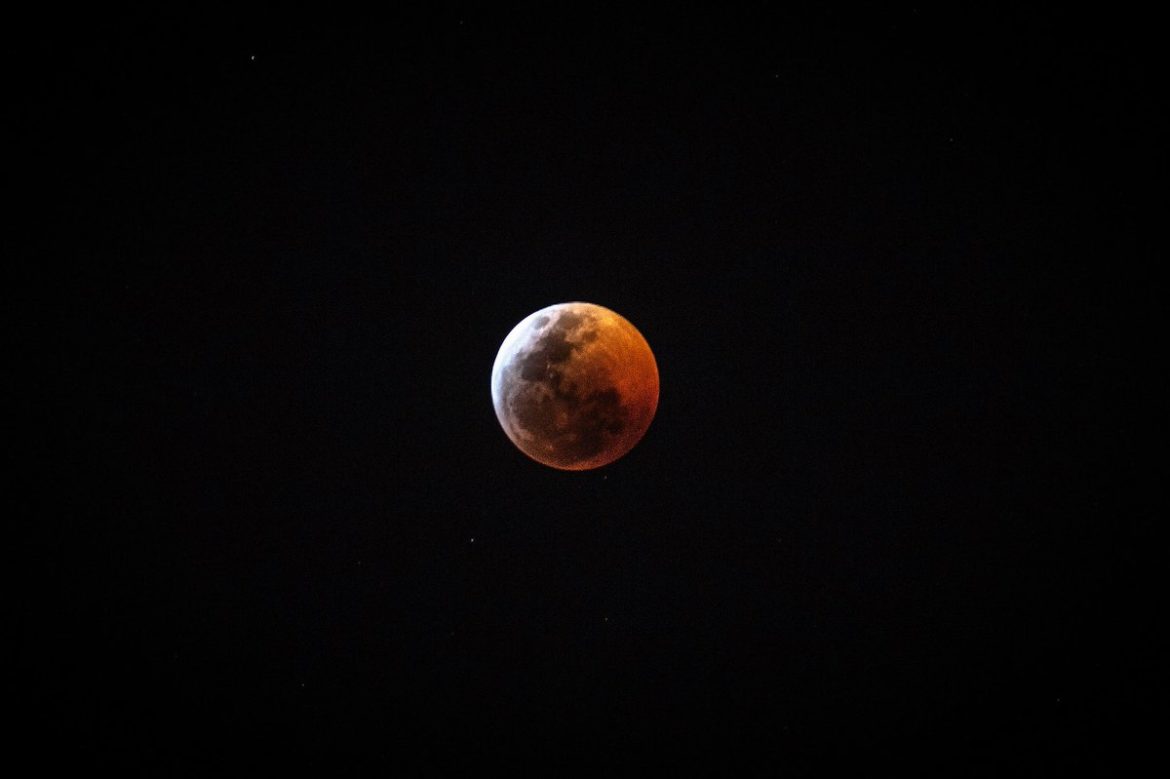 Las mejores fotos del eclipse lunar; hoy, superluna