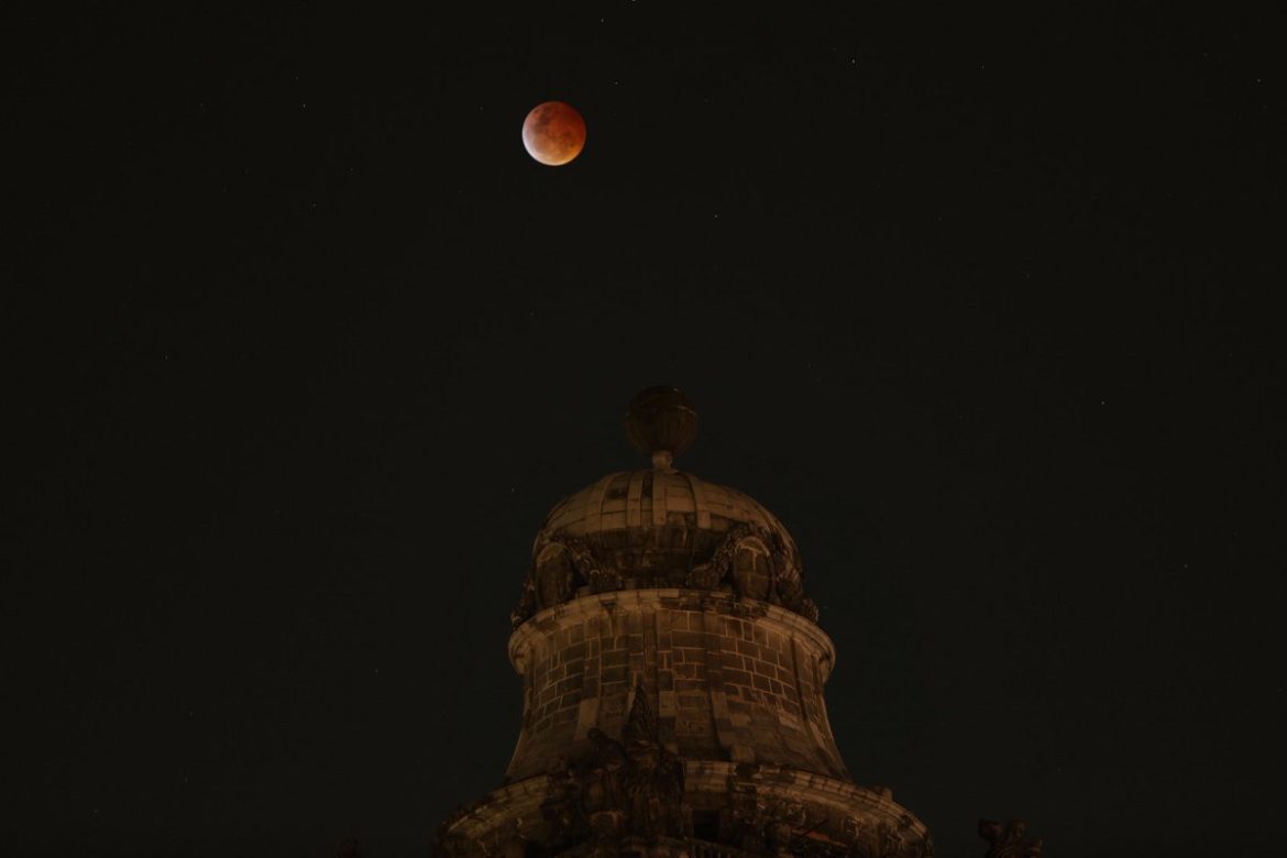 Las mejores fotos del eclipse lunar; hoy, superluna