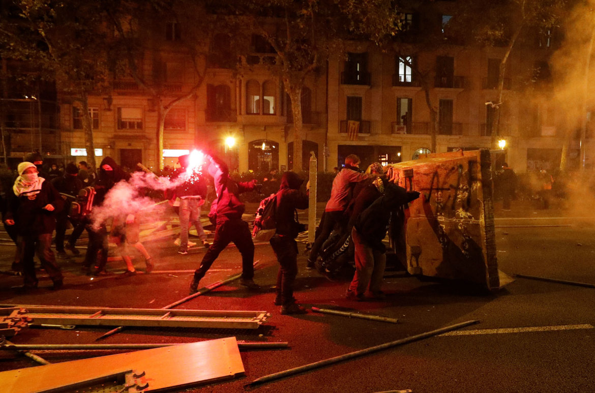 Fuego y violencia en Barcelona: las fotos de la tercera noche de protestas de los independentistas