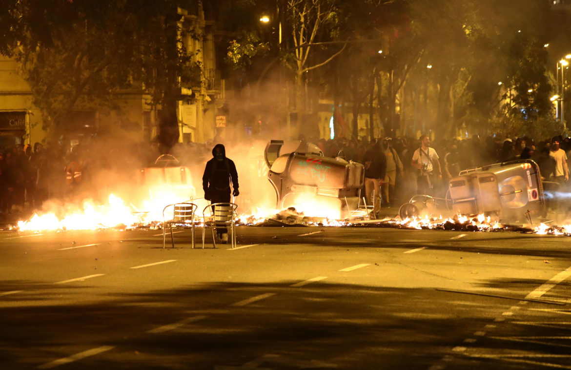 Fuego y violencia en Barcelona: las fotos de la tercera noche de protestas de los independentistas