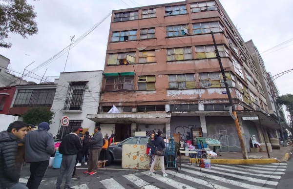 Desalojan edificio en Puente de la Morena; vecinos realizan bloqueo en  protesta - José Cárdenas
