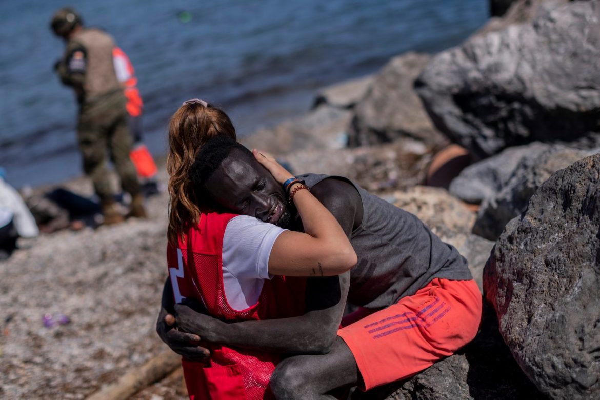 España repatrió en menos de 24 horas a 5,800 migrantes en Ceuta