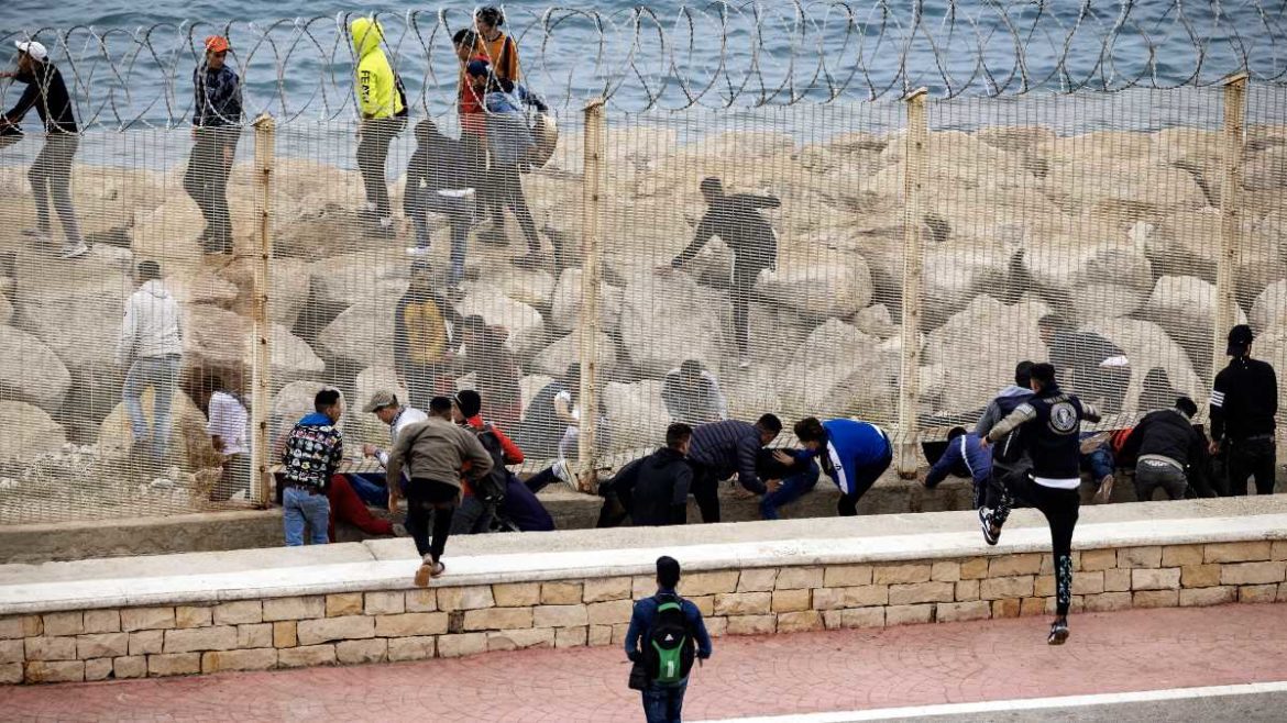 ¿Qué pasa en Ceuta, España, donde 8 mil migrantes llegaron en 2 días?